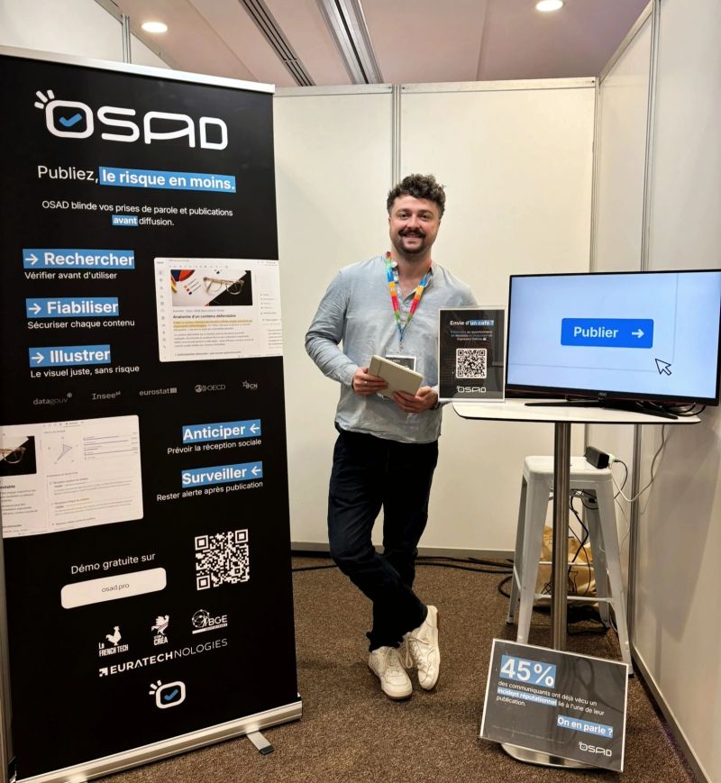 Le stand OSAD au Com’en Or Day : kakémono « Publiez, le risque en moins » et démonstration de la vérification avant diffusion.