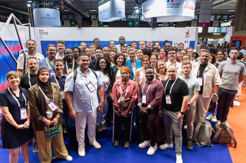 Photo de groupe de la 5e promotion French Tech Tremplin, devant le stand La French Tech à VivaTech.
