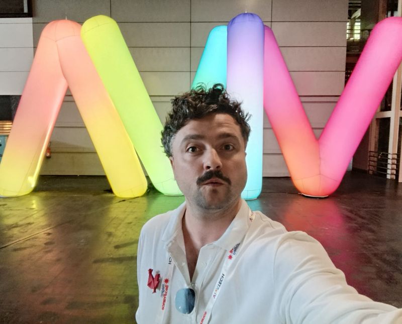 Antoine Crespin devant les lettres lumineuses VivaTech.