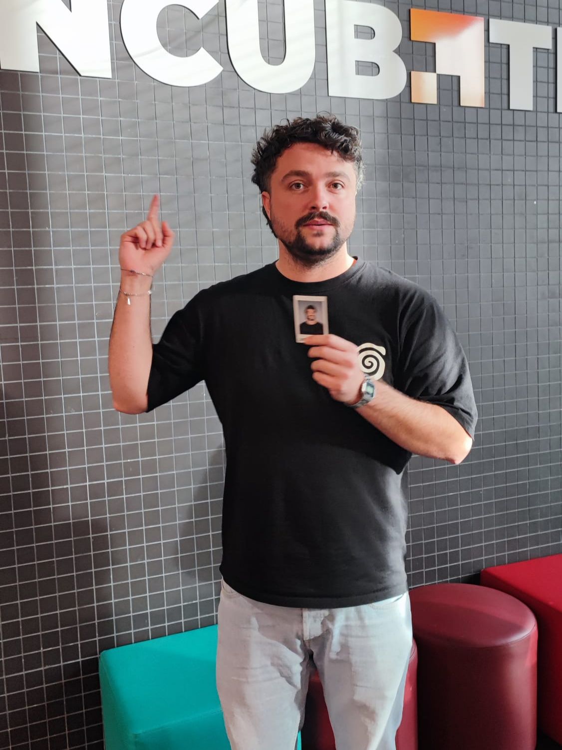 Antoine Crespin devant le mur « Incubateur » d’EuraTechnologies à Lille.