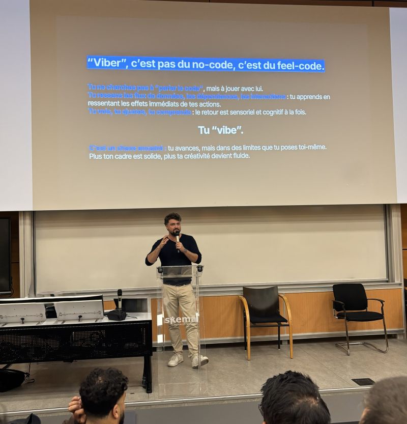 Antoine Crespin, fondateur d’OSAD, en conférence à la SKEMA, devant une slide sur le développement assisté par IA.